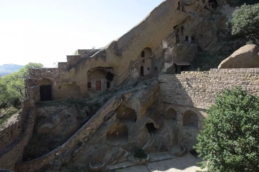 Высеченные в скале помещения монастыря Давид Гареджи