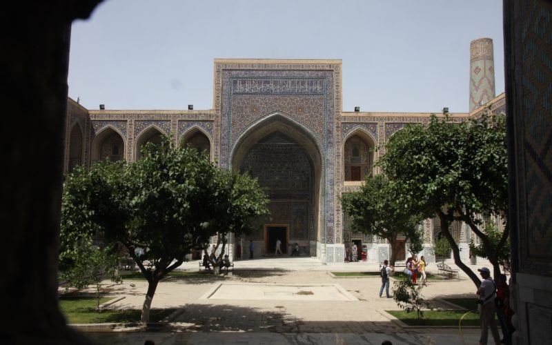 Двор внутри площади Регистан