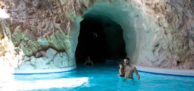 вход в старые пещерные купальни тапольце - мишхольц Barlangfurdo