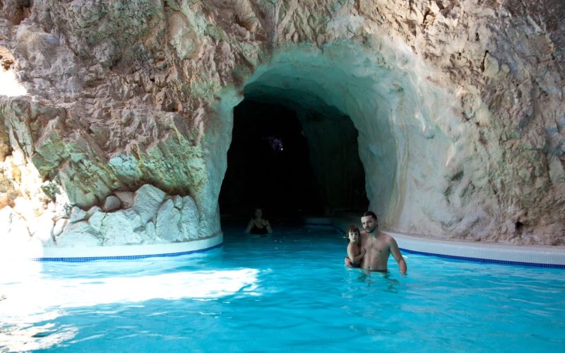 вход в старые пещерные купальни тапольце - мишхольц Barlangfurdo