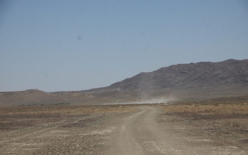 маленькое торнадо в степи казахстана по дороге к урочищу торыш