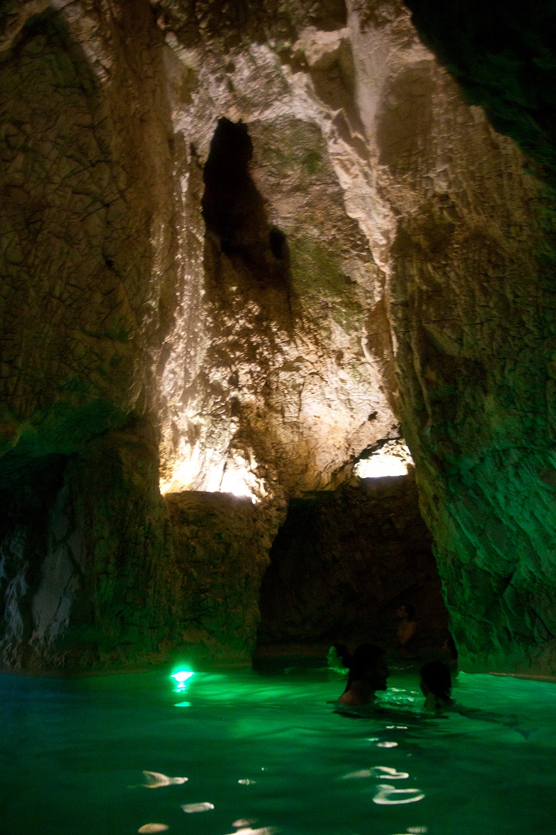 подсветка в пещерах мишхольца Barlangfurdo