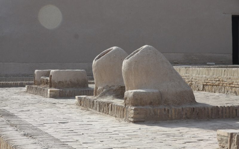 скульптуры в крепости ичан-кала