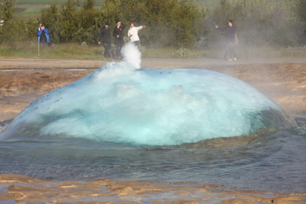 водяной пузырь - начало извержения гейзера в исландии