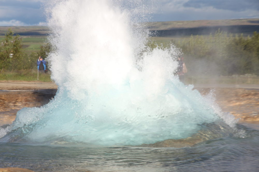 водяная струя исландского гейзера