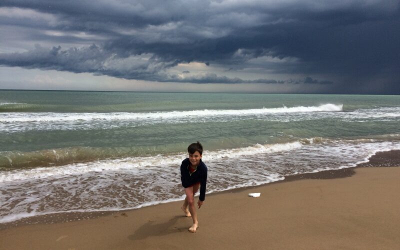 Волны на пляже Манас в Дагестане в августе