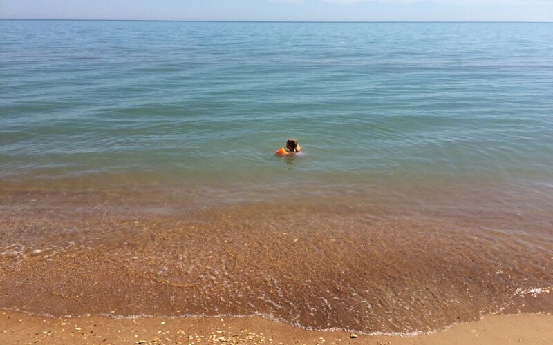 Море для детей от 100 см ростом на пляже города Манас