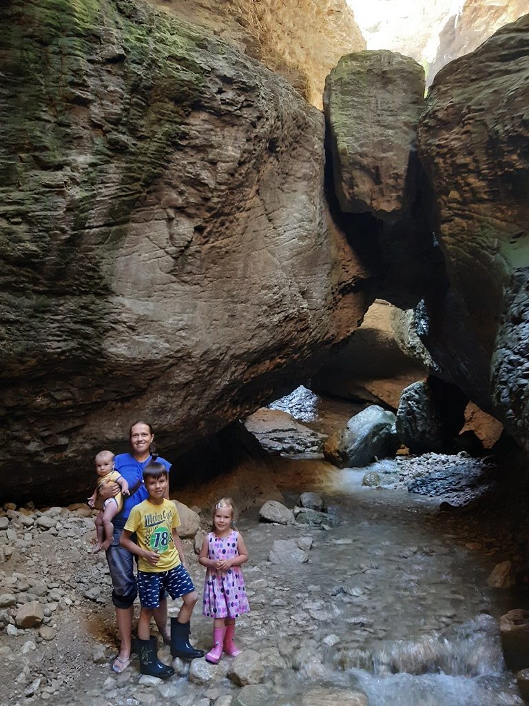 Вход в пещеру Салтинского водопада