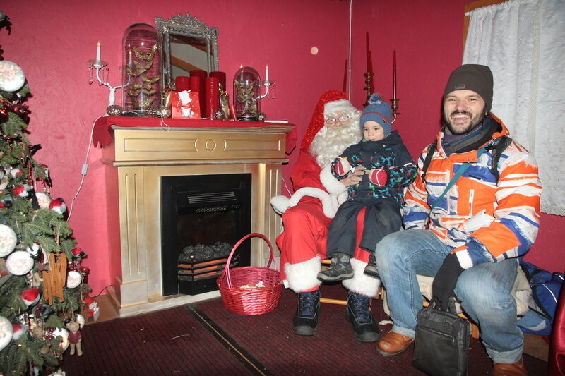 Внутри домика Санта Клауса в Таллине зимой с детьми