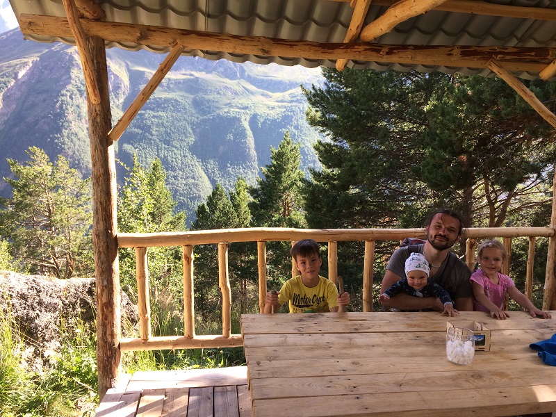 Перекус в кафе национального парка Приэльбрусье по дороге к водопаду Девичьи косы