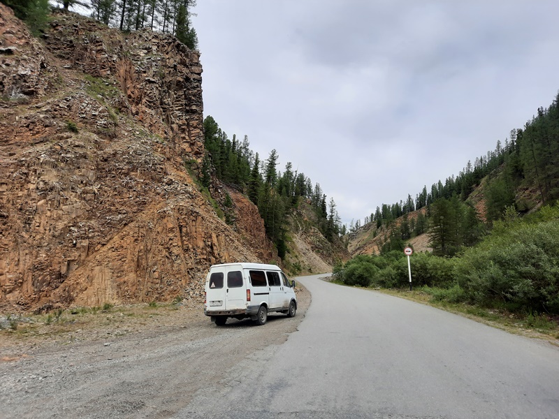 Небольшие кусочки асфальта дороги на Улаган