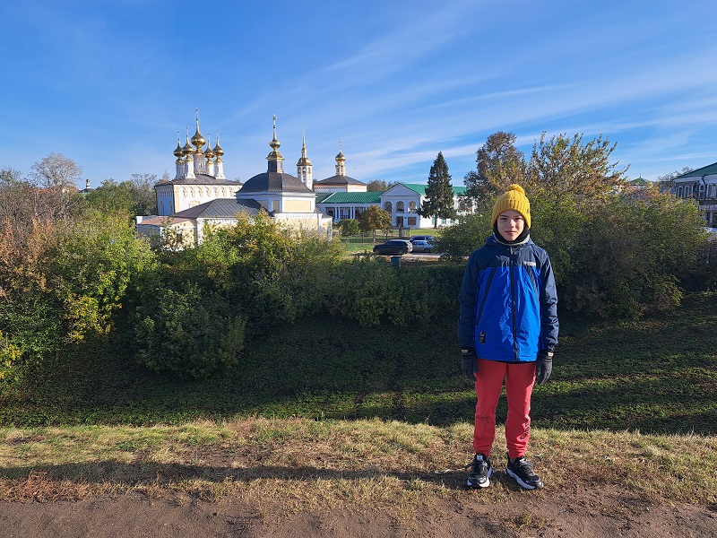 Вид на Торговые ряды города Суздаль с земляного вала кремля