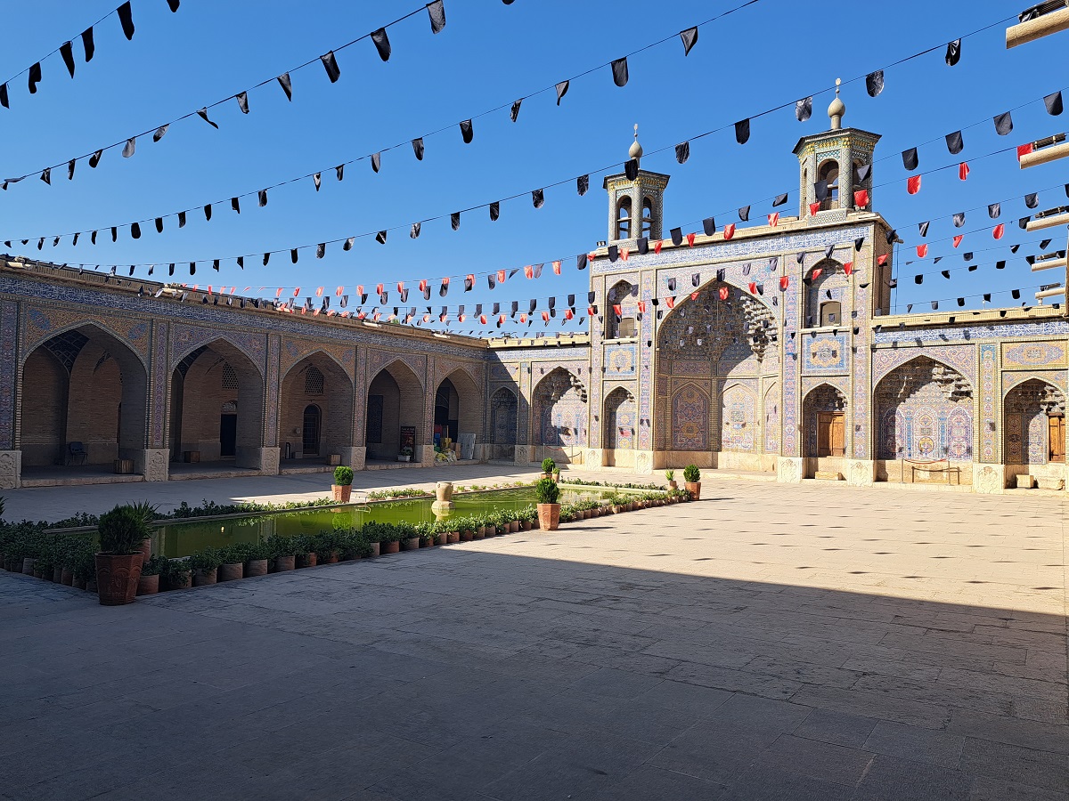 Двор мечети Насир-Оль Молк
