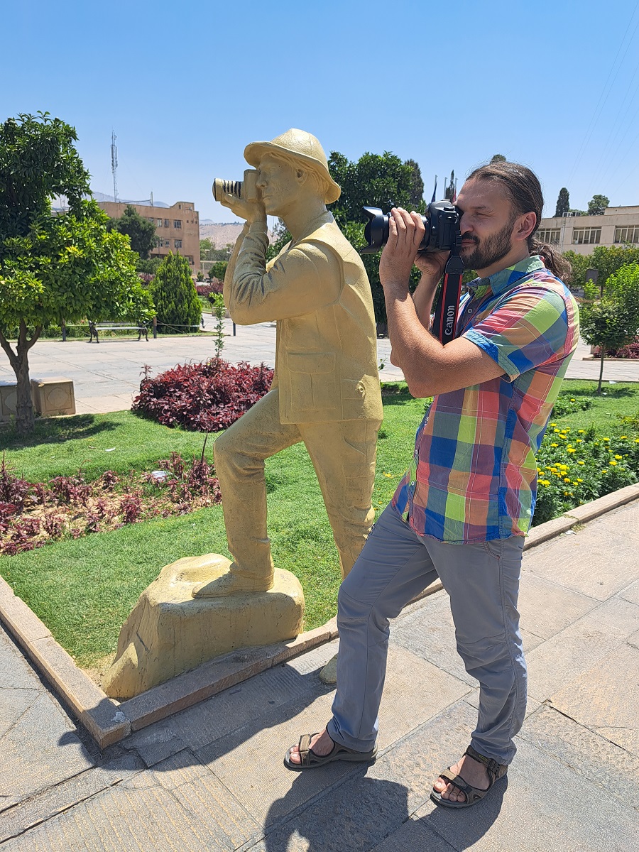 Памятник фотографу в Ширазе