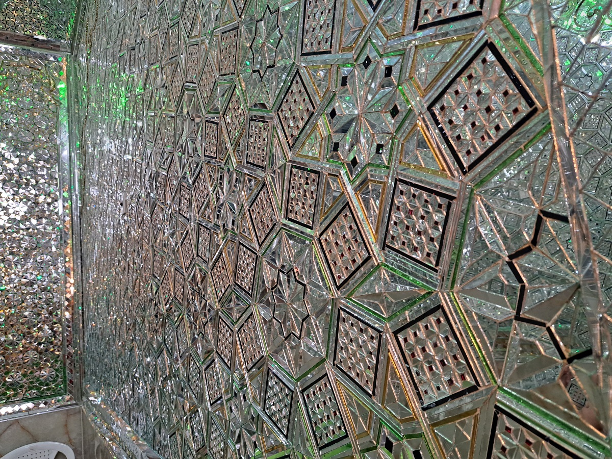Стены зеркальной мечети Шираза