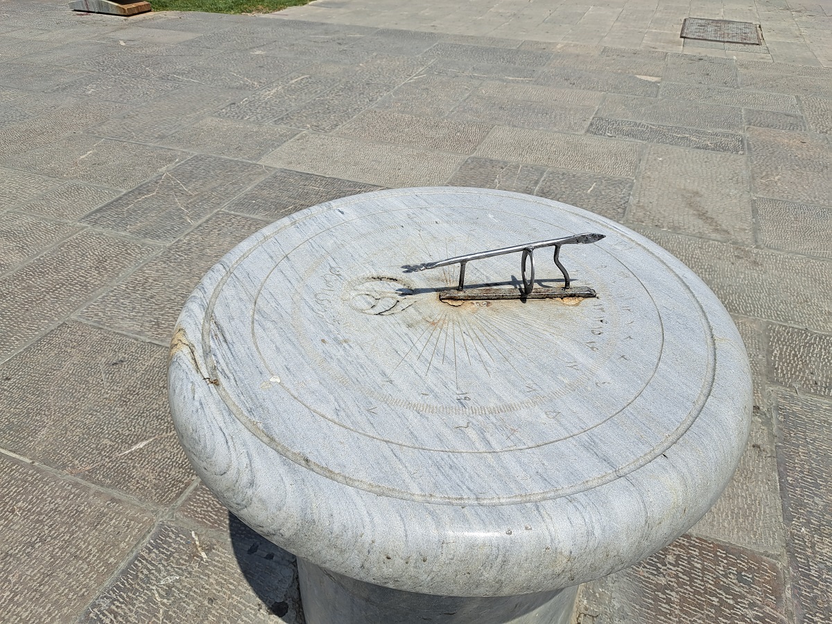 необычные солнечные часы на площади Имама